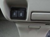 USBポートが二口ございますので、運転席と助手席それぞれのスマホや電子小物を充電可能です。