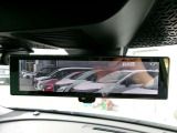 インテリジェント・ルームミラー。ルームミラーに、リヤカメラの車両後方映像を表示。世界初の新技術で、荷物や人で見えづらかった後方視界がクリアに!