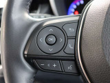 便利なステアリングスイッチ付きでナビに目をやらなくても音量調整等が可能です。