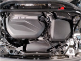 【BMWエンジン】革新的なガソリン・エンジン・テクノロジーによる高性能かつ高効率。レスポンスの良いパワーを発揮。常にスムーズな吸気を実現しアクセル開度にダイレクトに反応しドライビングを楽しく演出。