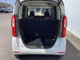 大口なテールゲートです。幅広、低い床面で大きな荷物の出し入れが簡単になります。コンパクトボディーなのに、荷室はこんなに広々!たくさん荷物が積めますよ。