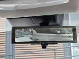 後方をカメラで映し出すスマートルームミラー!ルームミラー下のスイッチでミラーの角度を変えるだけで、 後席に大きな荷物が乗っていても、クルマの後ろがよく確認できます。