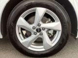 18インチ純正アルミホイール装備 全車両に標準装備の純正アルミホイールは、純正ならではのバランスの良いデザインと、走行安定性をお楽しみ頂けます。