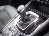 アクセルペダルを踏み込む量や速さに応じて変速パターンを最適制御し、人馬一体の運転感覚を発揮してくれる6速オートマ!