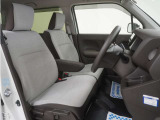 運転席のスペースはゆったりしていて、視界も広く確保されているので普段の運転からロングドライブまで快適です。