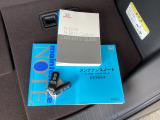 メンテナンスノート【整備記録簿】、取説も揃っています。スマートキーはバッグなどにしまったままボタン操作でエンジンの始動・停止ができて大変便利です。