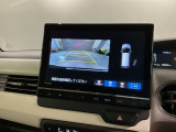 リバースギアに入れるだけで後方の表示へ切り替わります。夜間や雨の日の駐車も楽になりますよ。