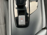 シフトレバーは操作しやすく、電動パーキングブレーキとの組み合わせでスムーズな走行と停車が可能です。