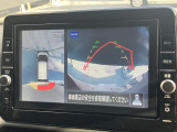 アラウンドビューモニターは4方のカメラで真上から車を見たようにモニターで確認ができる日産の自慢の装備です。前後センサーにより移動物検知、障害物検知をして画面に表示。是非実際の車で体感してみてください。