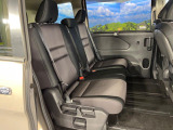 後部座席も気になるようなキズ・汚れやへたり等、大きなダメージはなく、良好な状態です。