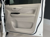 全席パワーウィンドウ付です。ドアの内側にも収納スペースやドリンクスペースがあってとっても便利。