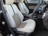 運転席&助手席にはシートヒーターを装備しております。