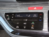 操作部に静電式タッチパネルを採用したフルオート・エアコンディショナー。Honda インターナビ同様、スマートフォン感覚の直感操作を実現しています。