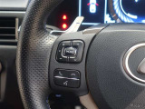 ステアリングスイッチ付き。前方から目を離すことなく操作することが可能です。