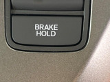 【オートブレーキホールド】信号待ちや渋滞で停車時にブレーキから足を離しても、停止状態を保持してくれます。前進するときはアクセルを踏めば自動で解除されるので安心♪街乗り運転が楽になります♪
