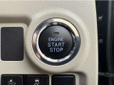 エンジンスタートボタンです。キーが車内にあれば、エンジンの始動・停止はブレーキを踏んでスイッチを押すだけ!キーを取り出す手間を省き、ワンプッシュでエンジンを操作するので簡単でスムーズです。