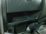 グローブボックスの下には収納があり便利に使えます。