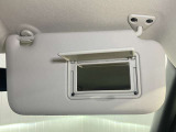 【運転席サンバイザー】鏡が付いているのでメイク直しなどにも便利★