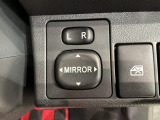 狭い駐車場で便利な電動格納ドアミラーが付いています。