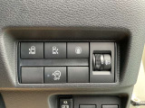 両側ハンズフリーオートスライドドア・セーフティシールド・アイドリングストップ機構・ヘッドライトレベライザーのスイッチです。
