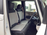 フロントシートはベンチシートです。ベンチシ―トは運転席と助手席の移動もスムーズ!狭い駐車場での乗り降りに便利です。