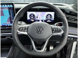 ステアリングホイール【フォルクスワーゲンマークが輝く、握りやすい3本スポークのステアリング】