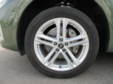 全車両に標準装備の純正アルミホイールは、純正ならではのバランスの良いデザインと、走行安定性をお楽しみ頂けます。