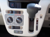 シフトとエアコンです。ダイヤル式のマニュアルエアコンになります。シンプルで使いやすい!