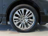純正のアルミホイール装着車です。タイヤサイズは225/55R19です。