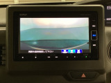 ギヤをR(バック)に入れるとナビの画面に後ろの映像が映るリアカメラ付です。後退時、コンディションが悪い視界でもカラーバックモニターがドライバーをサポートします。