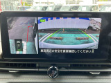 ナビ画面にアラウンドビュ-モニタ-の映像を映し出しています。  狭い場所での車庫入れをサポ-トしてくれる便利アイテムです。