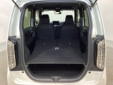 リアシートの背もたれを倒してさらに広々としたトランクスペースになります。段差も少なく荷物の出し入れもしやすくなっています。