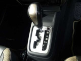 シフトレバーはフロアに配置されています。