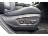 運転席にはパワーシートが付いております。パワーシートは指先1つで操作出来るためチカラの弱い女性の方でもシートに座ったまま操作出来ます♪