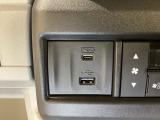 エアコン操作パネルの左側に、スマートフォンなどの充電可能なUSB端子と、音源などの外部入力の可能なUSB端子がついています。移動中に充電もできるので便利です。