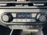 フルオートエアコン搭載。温度設定だけで、車内はいつも快適な空間を維持できます。前席用シートヒーター付きです。