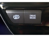 EV走行するための駆動用電池残量を温存したい場合などは「EV/HV」で切替えることが出来ます。また、気分や走行状況に合わせてPWRやECOに切替えられるドライブモードセレクトも装備しています。