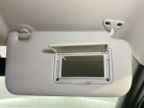 【運転席サンバイザー】鏡が付いているのでメイク直しなどにも便利★