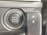 【キーレススタートシステム】カバンやポケットに入れたままでもドアの施錠・解錠が可能なスマートキーを装備。エンジンのオン・オフ時もカギを取り出す必要が無いからとっても便利です♪