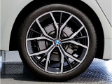 【BMWアロイホイル】軽量かつ強度に拘ったアロイホイル。走行性能ポテンシャルを引き出す設計。車の足元を引き締めてくれる大きなポイントはアロイホイルです。