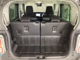 リアシートを使用していても、しっかり積めるワイドなトランクスペース!