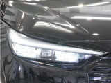 【LEDヘッドライト】省電力で、明るく遠くまで照らし、夜道や雨天などの走行の際、安心感を高めます。オートライト機構で周囲の明るさを感知し、自動で点灯、消灯します。