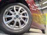 【14インチアルミホイール】外観にマッチしたアルミホイールを装着しております。各種アルミホイールや、スタッドレスタイヤも取扱いしております。是非ご相談ください♪