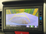 【バックカメラ】駐車時に後方がリアルタイム映像で確認できます。大型商業施設や立体駐車場での駐車時や、夜間のバック時に大活躍!運転スキルに関わらず、今や必須となった装備のひとつです!