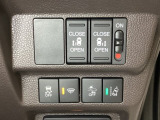 両側電動スライドドアは運転席から操作ができるよう、操作スイッチが付いています。Hondaセンシング用のVSA(ABS+TCS+横滑り抑制)解除と路外逸脱抑制機能のオンオフスイッチなどがあります。