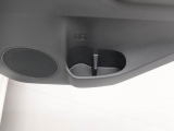 後席ドアトリムにドリンクホルダー。