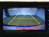 【バックモニター】駐車時に後方がリアルタイム映像で確認できます。大型商業施設や立体駐車場での駐車時や、夜間のバック時に大活躍!運転スキルに関わらず、今や必須となった装備のひとつです!