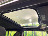 【ガラスルーフ】ガラスルーフ搭載で車内の解放感が一気にアップ!開放的なドライブをお楽しみいただけます。
