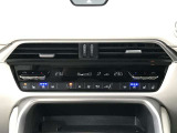 【フルオートエアコン】運転席と助手席の温度調整がそれぞれ出来るフルオートエアコン装備です。これなら暑がりなご主人、寒がりな奥様が同乗されても問題ないですね。