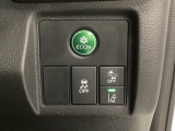 Hondaセンシング用の、VSA(ABS+TCS+横滑り抑制)解除と路外逸脱抑制機能のオンオフスイッチなどはハンドルの右側に装備しています。燃費に役立つECONボタンもここです。